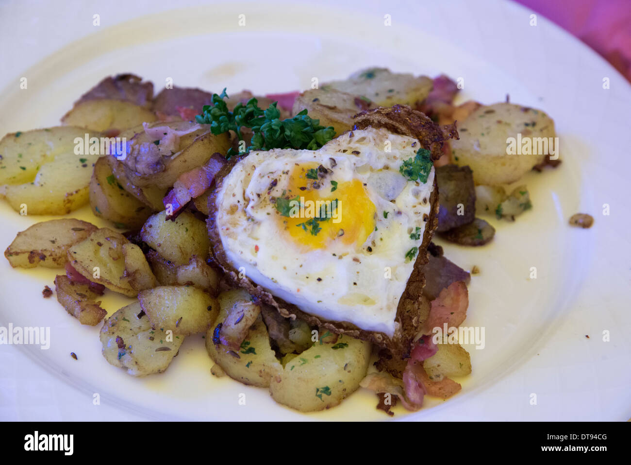 Uovo fritto a forma di cuore, Innsbruck, Austria Foto Stock