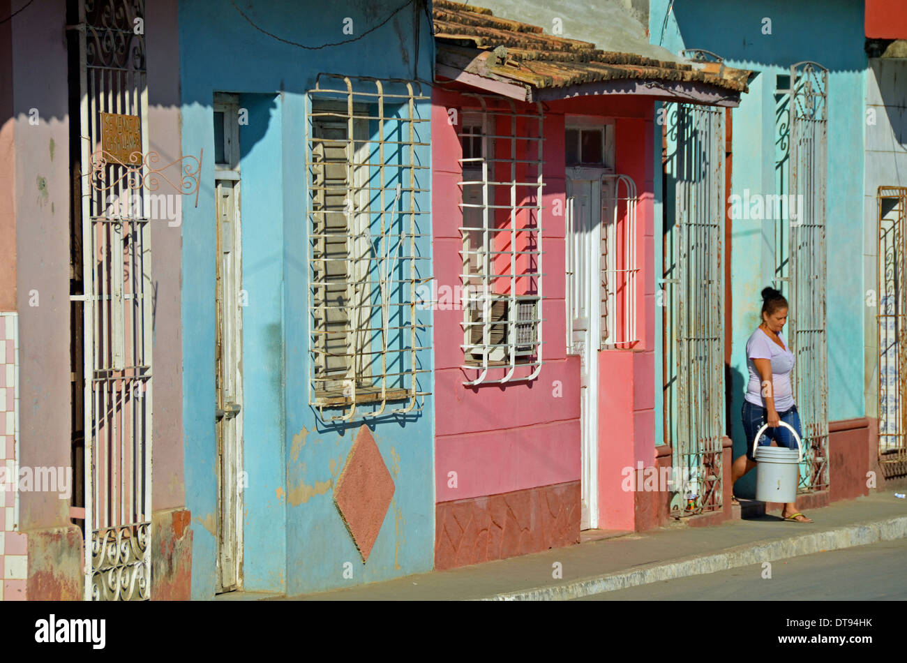 Strada di Trinidad, Cuba mostra vecchi edifici coloniali e donna locale Foto Stock