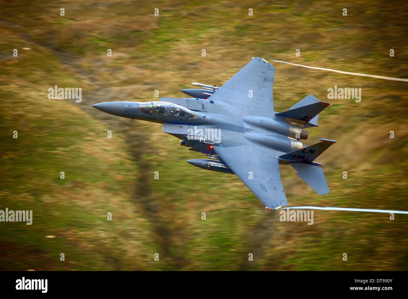 F-15E basso livello nel Galles del nord mach loop. Foto Stock