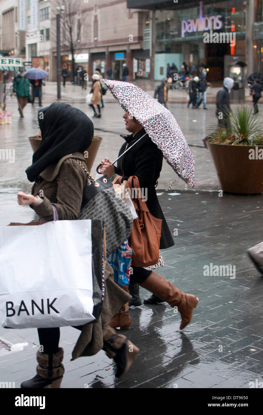 Birmingham, West Midlands, Inghilterra, Regno Unito.12 Feb 2014. Gli amanti dello shopping in umido e ventoso nel centro della città di Birmingham. Credito: Colin Underhill/Alamy Live News Foto Stock