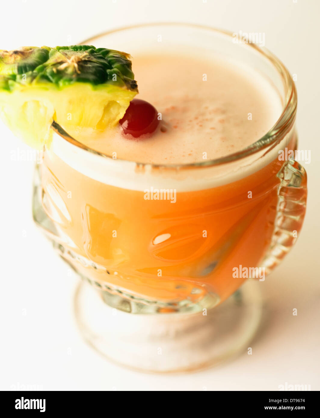 Un Mai Tai cocktail drink in un tiki vetro. Foto Stock