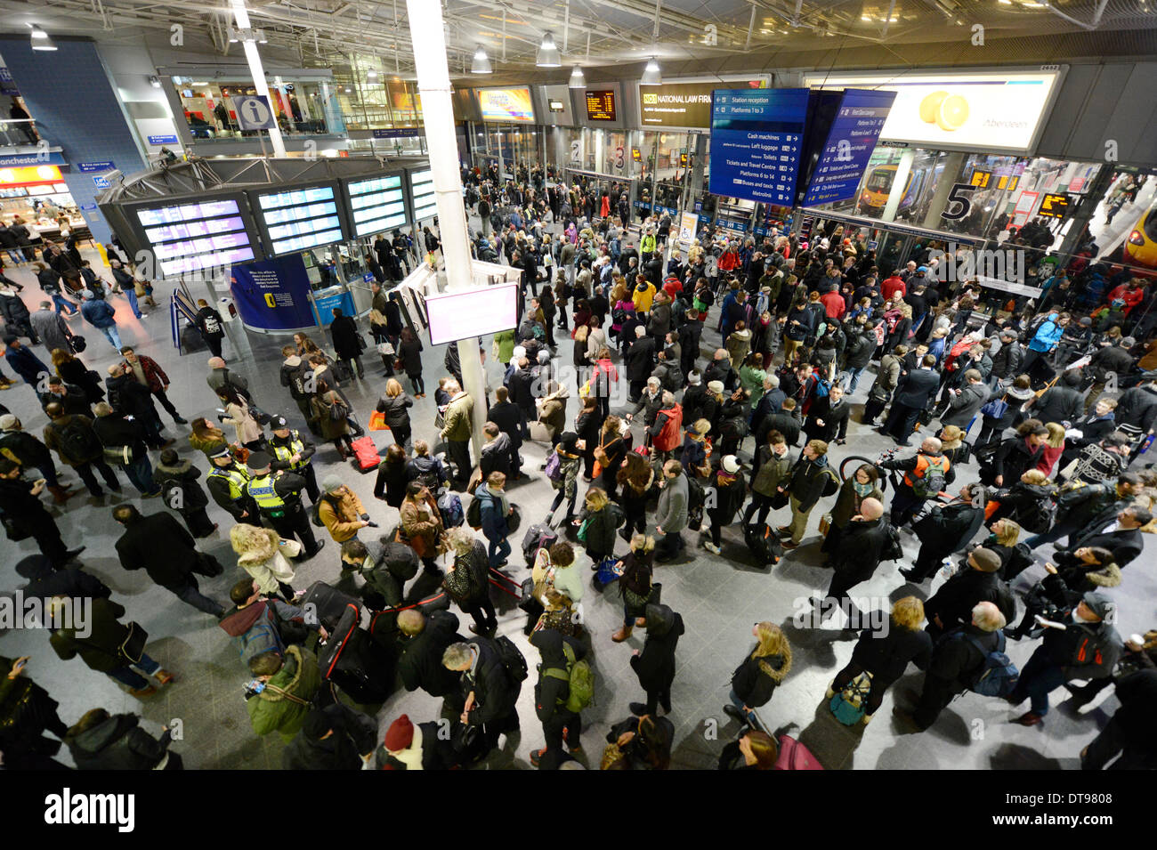 MANCHESTER, REGNO UNITO. 12 Febbraio, 2014. Stazione dei treni di Manchester Piccadilly concourse durante i forti venti in tutto il Regno Unito, che hanno portato a interruzioni di viaggio la sera per pendolari. Alcuni viaggiatori hanno consigliato di rimandare i loro piani di viaggio per il giorno. Credito: Russell Hart/Alamy Live News. Foto Stock