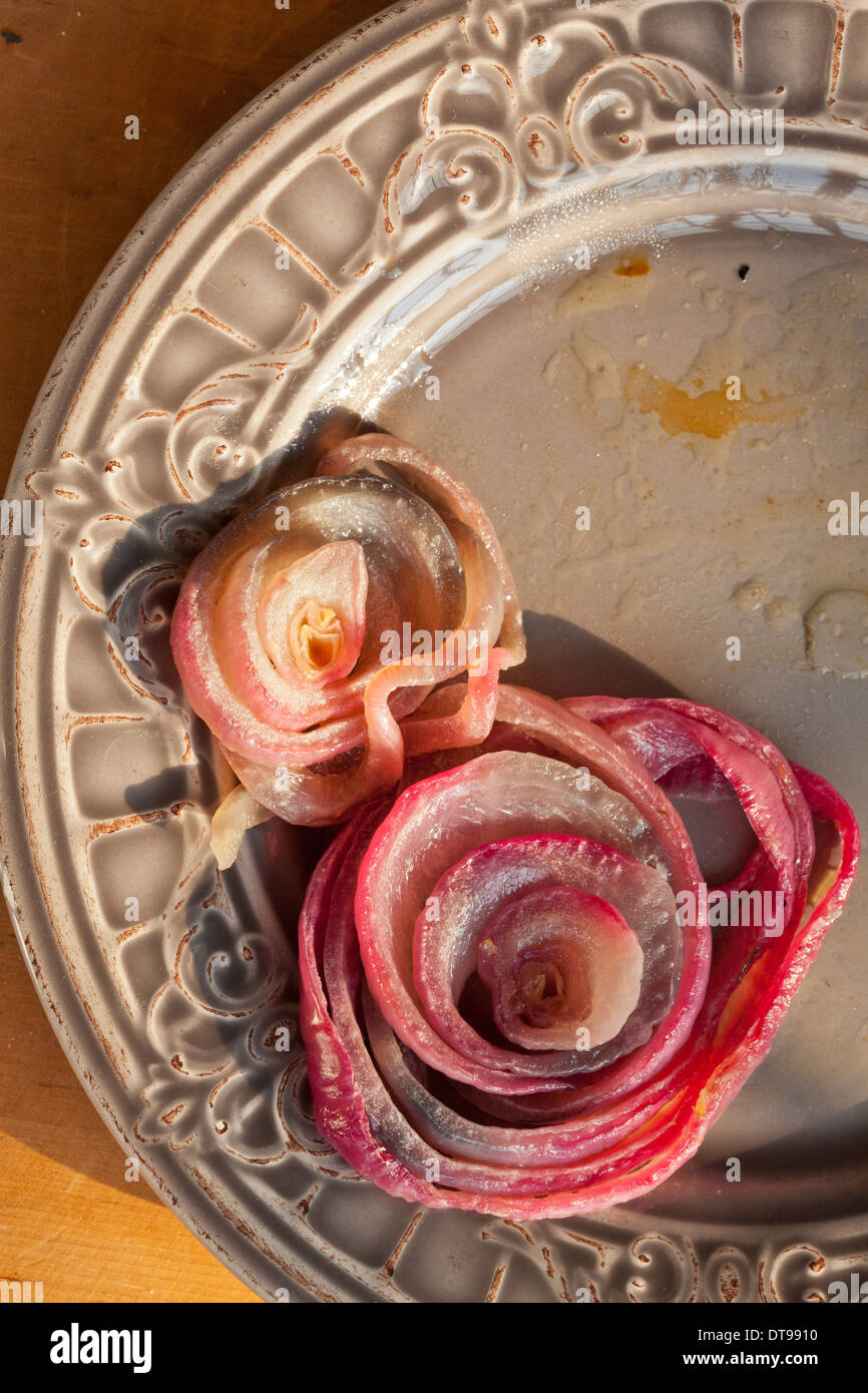 Arrosto di cipolle rosse Foto Stock