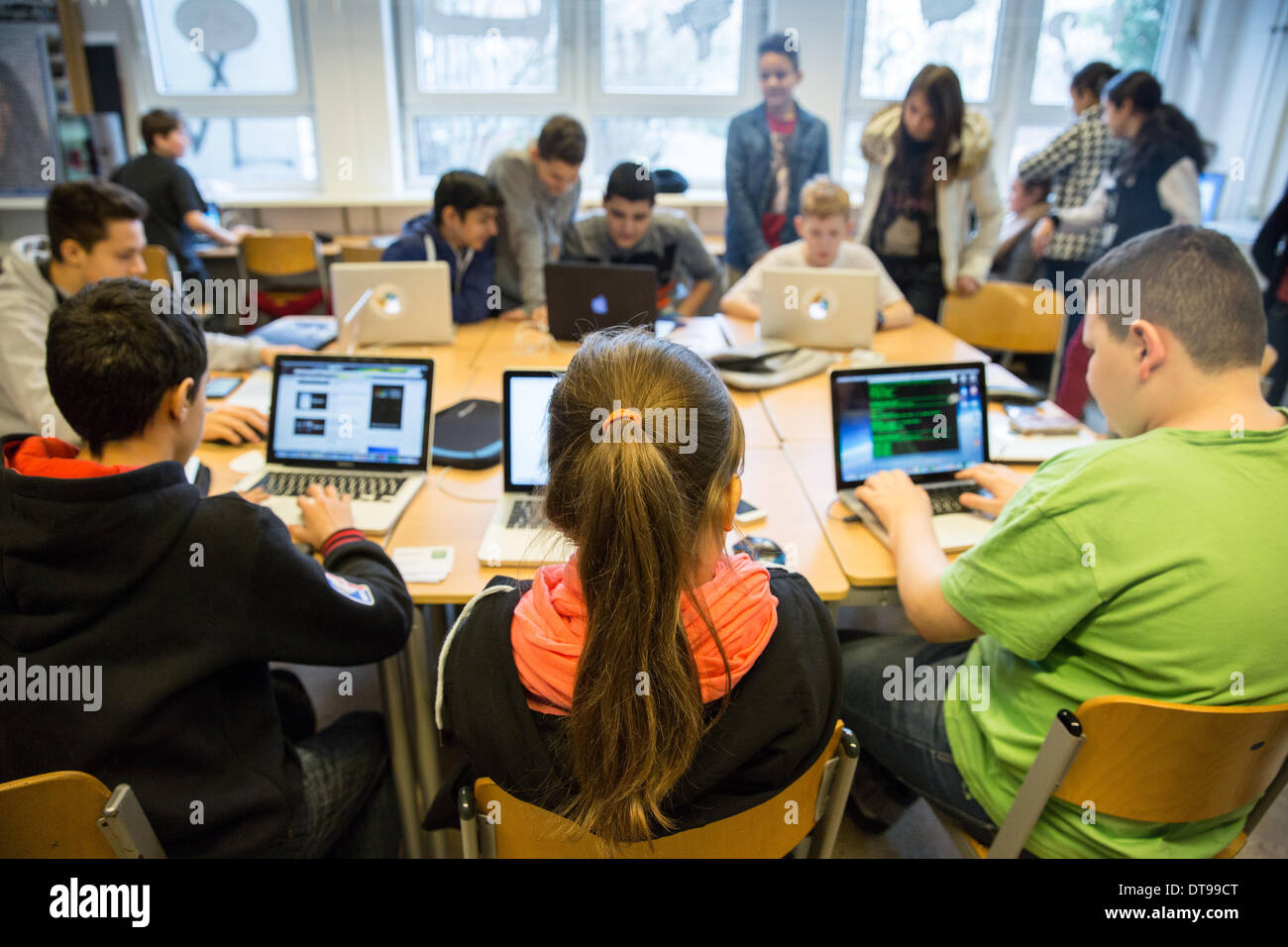 Berlino, Germania. Xi Febbraio, 2014. Gli studenti lavorano con i loro notebook a Friedensburg Oberschule scuola di Berlino, Germania, 11 febbraio 2014. Per il photocall in occasione del Safer Internet Day". Schwesig visitato da un gruppo di studenti delle scuole medie e parlato con loro la sicurezza su internet. Foto: Florian Schuh/dpa/Alamy Live News Foto Stock