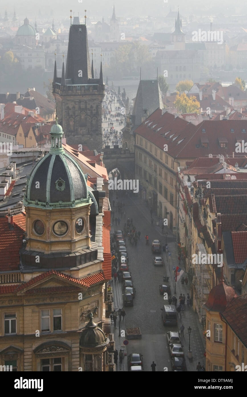 Strada di Mala Strana, vicino al Ponte Carlo, in un giorno di nebbia, Praga, Repubblica Ceca. Foto Stock