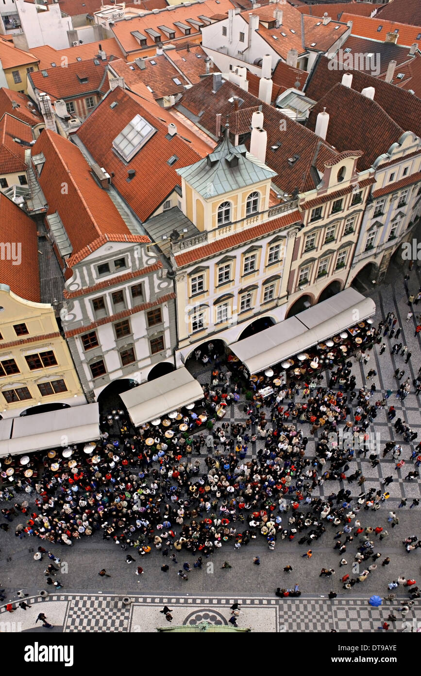 Persone in attesa per l'orologio a carillon in piazza della Città Vecchia (Staromestske namesti) di Praga, Repubblica Ceca. Foto Stock