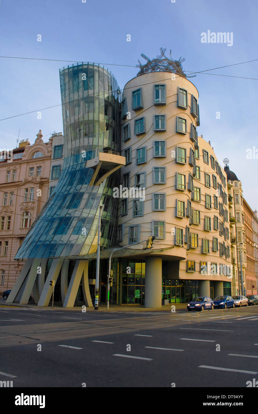 La Casa Danzante (Tancici Dum) da Vlado Milunic e Frank Gehry, Praga, Repubblica Ceca. Foto Stock