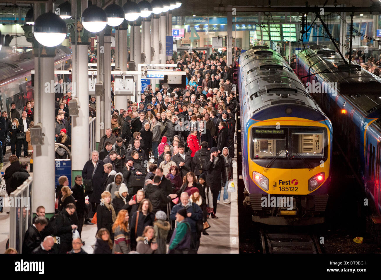 MANCHESTER, REGNO UNITO. 12 Febbraio, 2014. Una piattaforma a Manchester Piccadilly stazione ferroviaria durante i forti venti in tutto il Regno Unito, che hanno portato a interruzioni di viaggio la sera per pendolari alcuni viaggiatori hanno consigliato di rimandare i loro piani di viaggio per il giorno. Credito: Russell Hart/Alamy Live News. Foto Stock