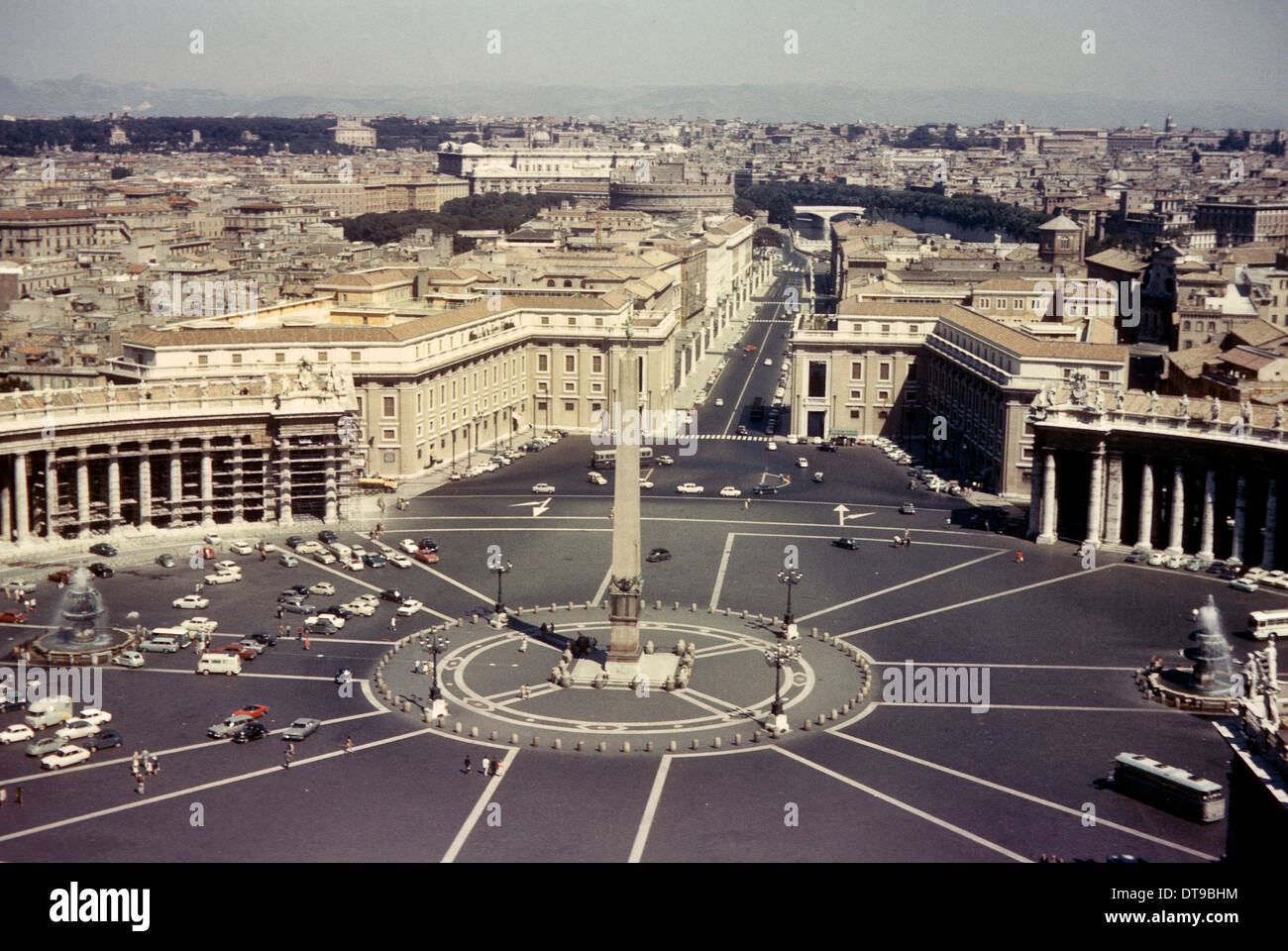 Piazza San Pietro a Roma Italia 1968 Basilica di Roma 1960 Italia storica immagine italiana di David Bagnall Foto Stock