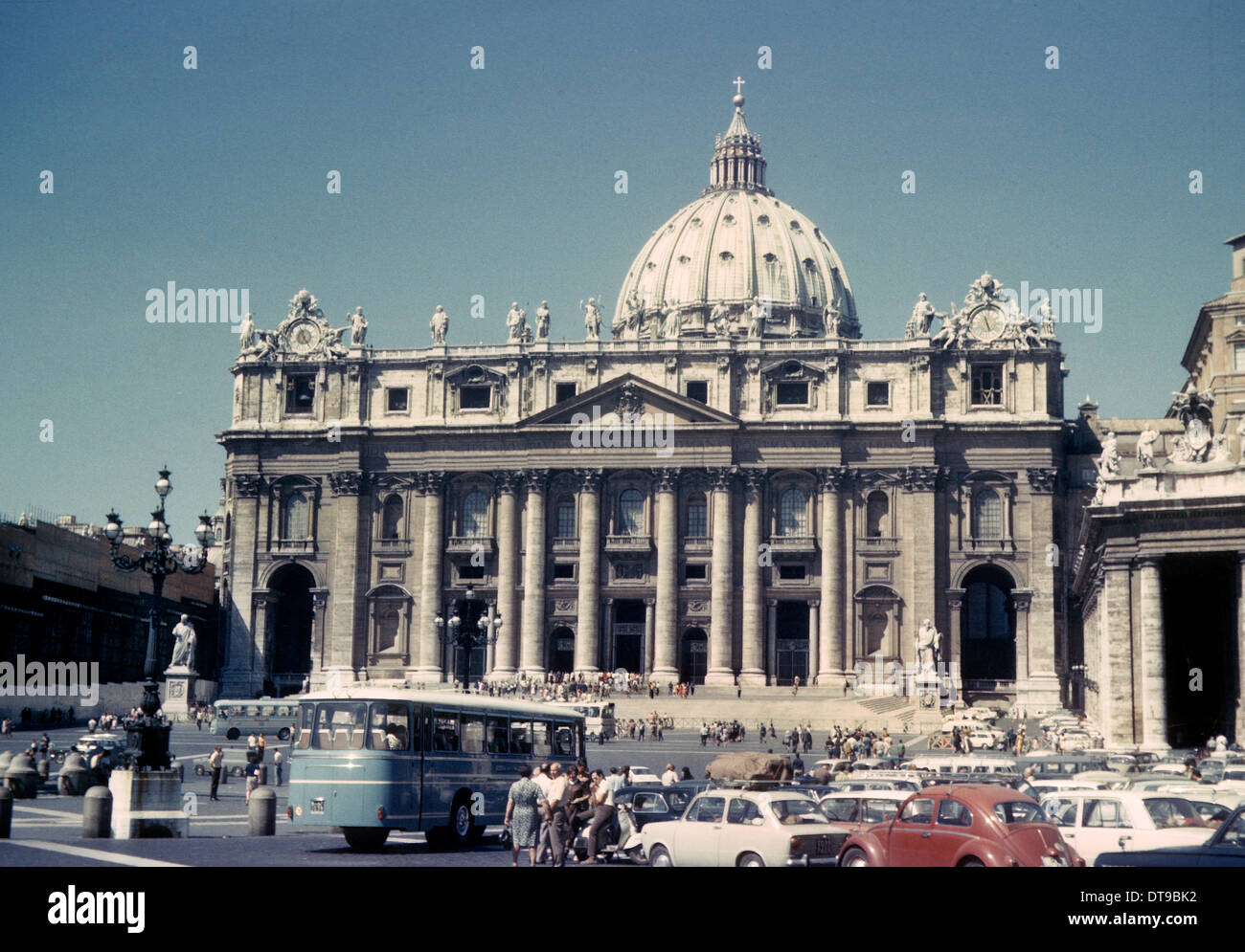 Piazza San Pietro e Basilica a Roma 1968 Roma Basilica della Città degli anni '60 Italia storica immagine italiana di David Bagnall Foto Stock