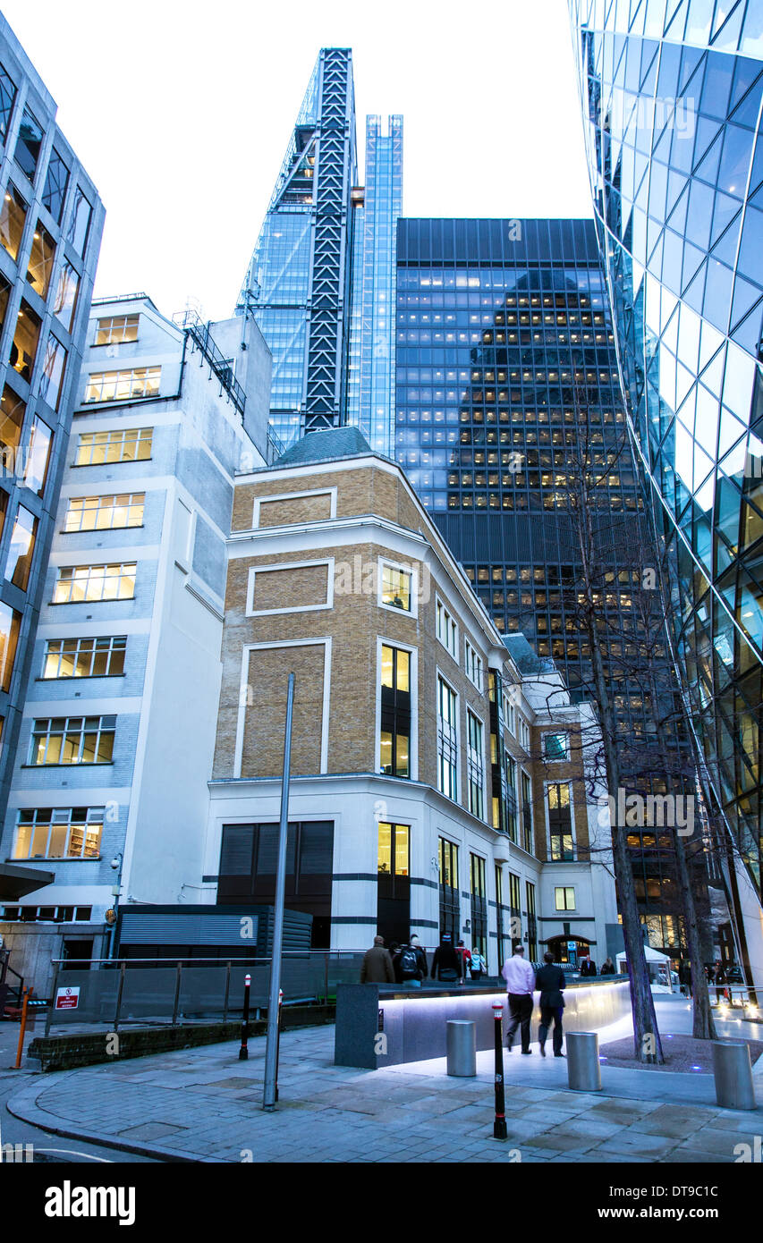 L'architettura della città accanto a il Gherkin London REGNO UNITO Foto Stock