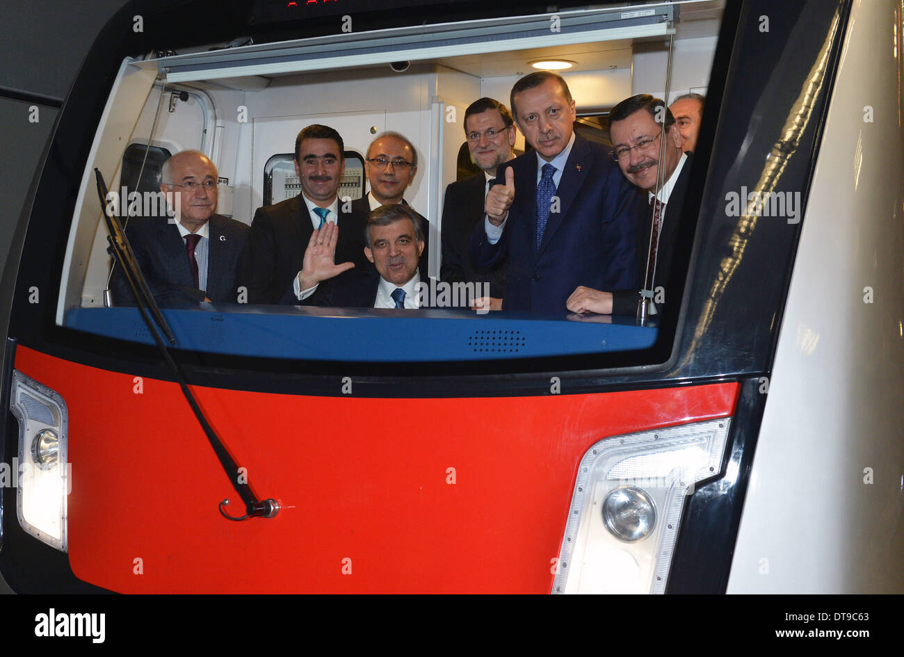 Ankara, Turchia. 12 feb 2014. Turksih presidente Abdullah Gul (4 L) e il Primo ministro turco Recep Tayyip Erdogan (terza R) a bordo del primo in acciaio inox metro treno realizzato in Cina dopo che esso è stato ufficialmente messo in operazione su M3 linea del sistema di metropolitana di Ankara, Turchia, nel febbraio 12, 2014. Credit: Turco Palazzo presidenziale/Xinhua/Alamy Live News Foto Stock