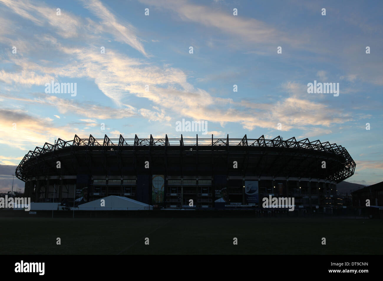 Lo stadio di Murrayfield, sede della Scottish Rugby, contro il cielo mattutino in Edinburgh Foto Stock