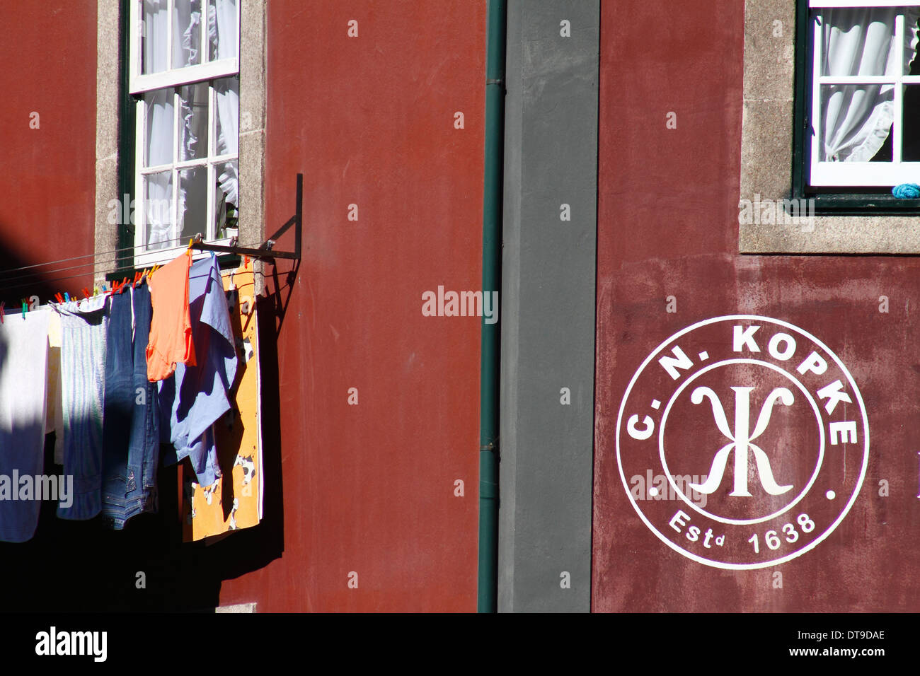 Porto strada dettaglio con C. N. Kopke porta il logo del vino e l'asciugatura. Foto Stock