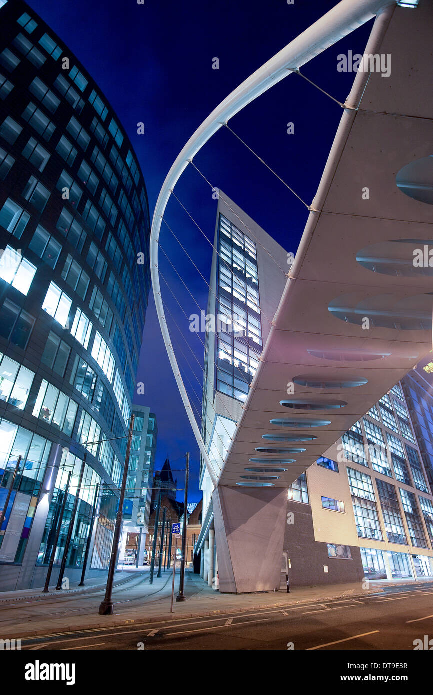 Vista posteriore di trasporto per Greater Manchester sede nel luogo di Piccadilly e la passerella che collega la stazione ferroviaria Foto Stock