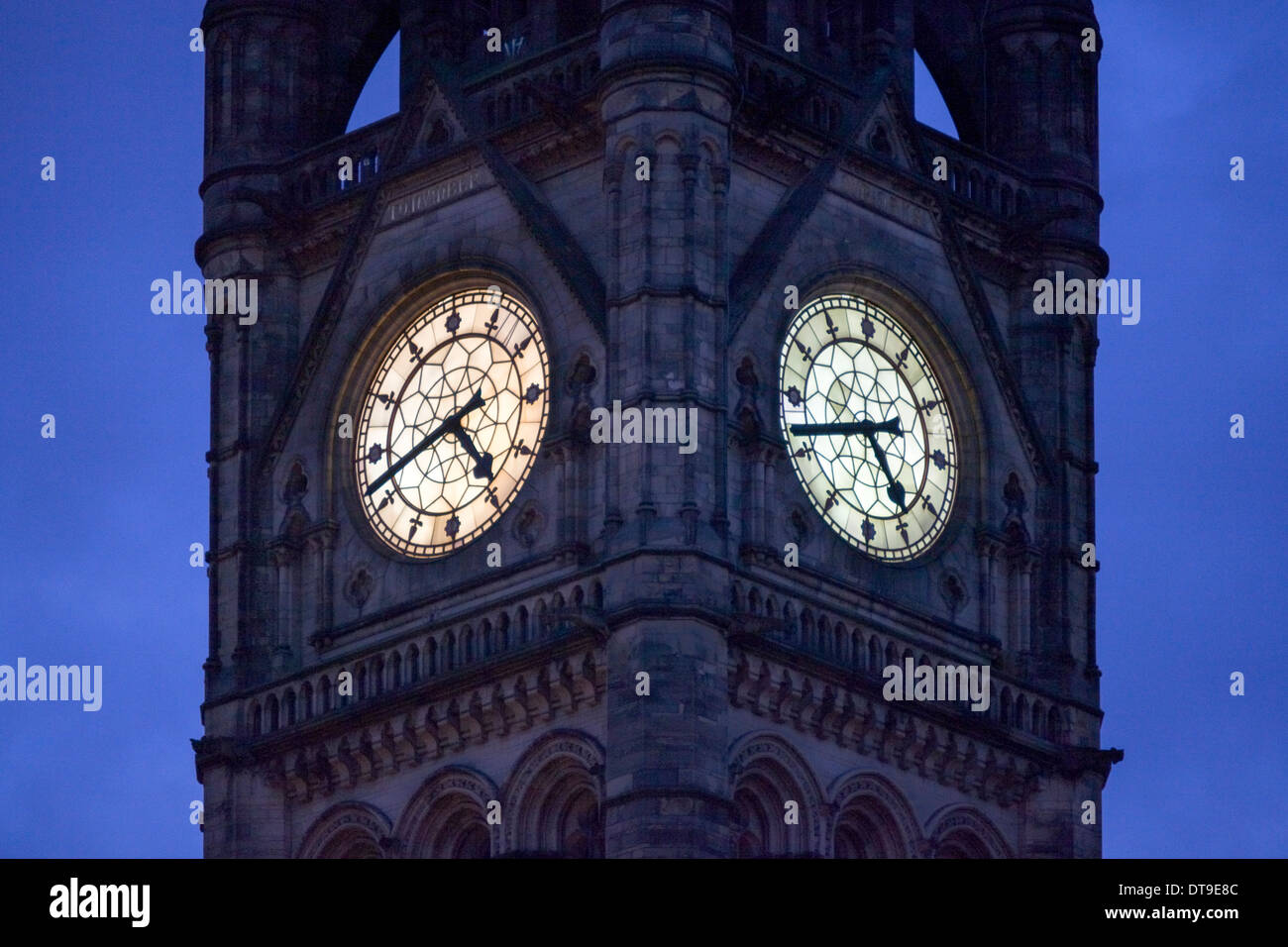 Manchester town hall orologio si illumina la sera la luce di Manchester Foto Stock