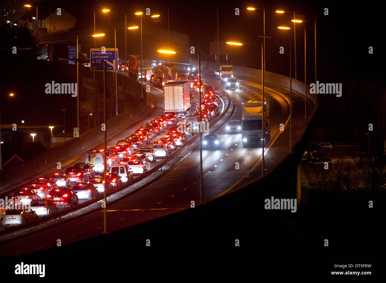 Coda di traffico sull'autostrada M4 sostenuta fino a Port Talbot questa sera dopo relentless alta venti ha causato la chiusura del Briton Ferry roadbridge. Foto Stock Coda di traffico sull'autostrada M4 sostenuta fino a Port Talbot questa sera dopo relentless alta venti ha causato la chiusura del Briton Ferry roadbridge. Foto Stock