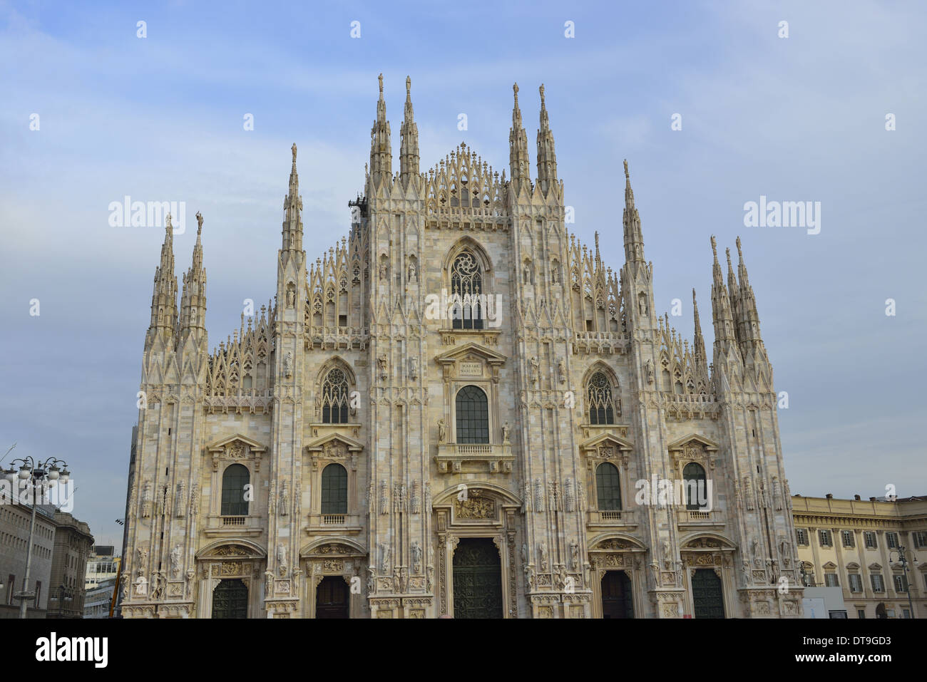 Parte anteriore del Duomo di Milano nel centro della città Foto Stock