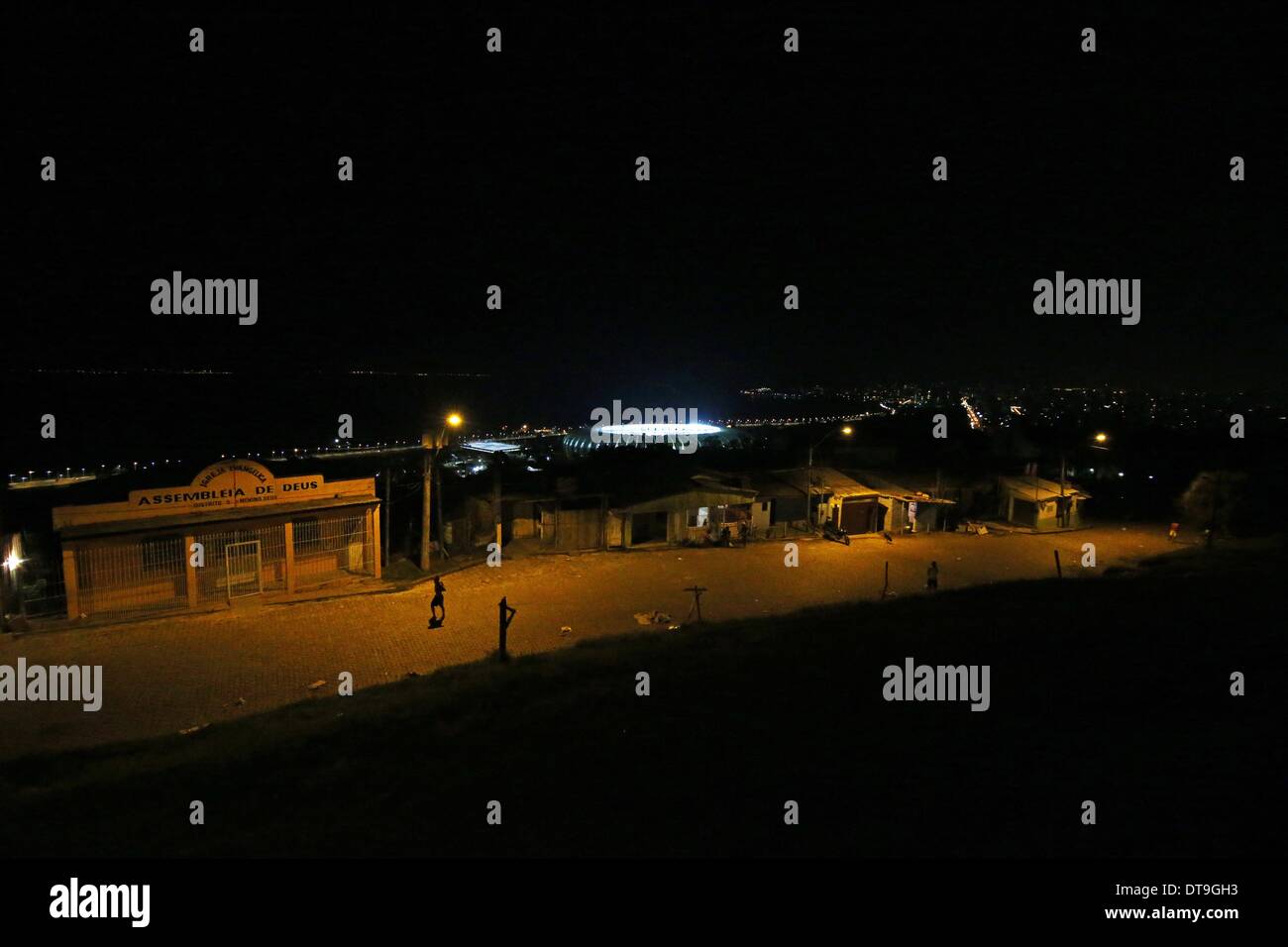 Porto Alegre, Brasile. 12 feb 2014. Prove di illuminazione a Beira Rio stadium di Porto Alegre (Brasile), che ospiterà la Coppa del Mondo 2014. © Joan Valls/NurPhoto/ZUMAPRESS.com/Alamy Live News Foto Stock