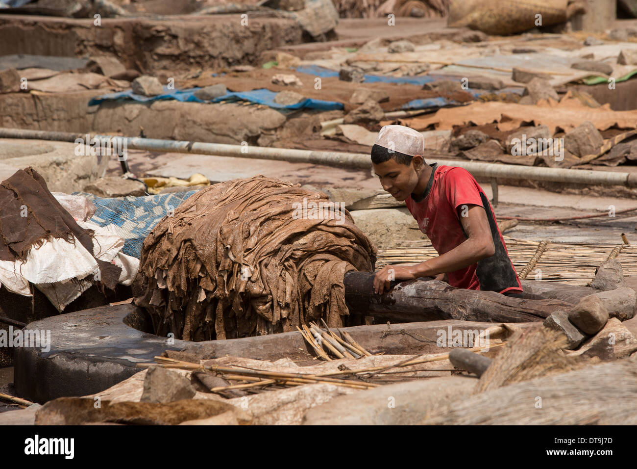 Uomo che lavora in una concia di pit in Marrakech Foto Stock
