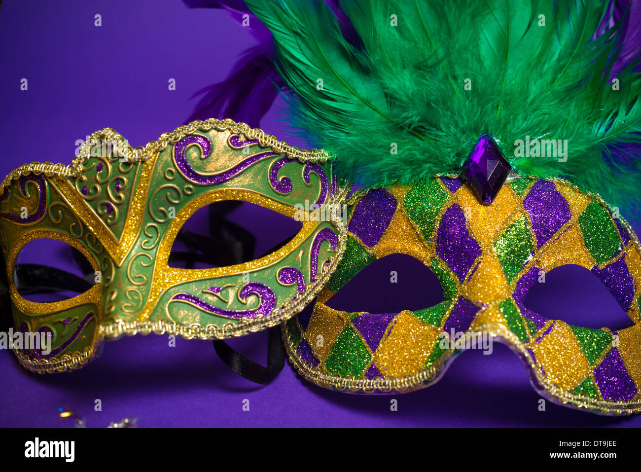 Raggruppamento di festa del Mardi Gras, veneziano o carnivale maschere su uno sfondo viola Foto Stock