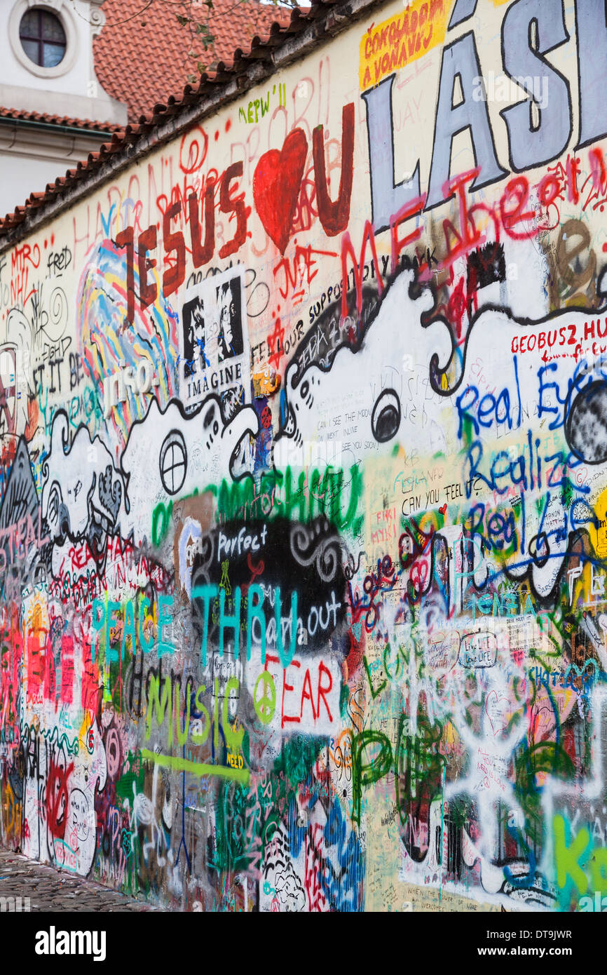 L'iconico John Lennon Wall Memorial nel Quartiere Piccolo, Praga, Repubblica ceca coperti con omaggio colorati graffiti, dipinti e disegni Foto Stock