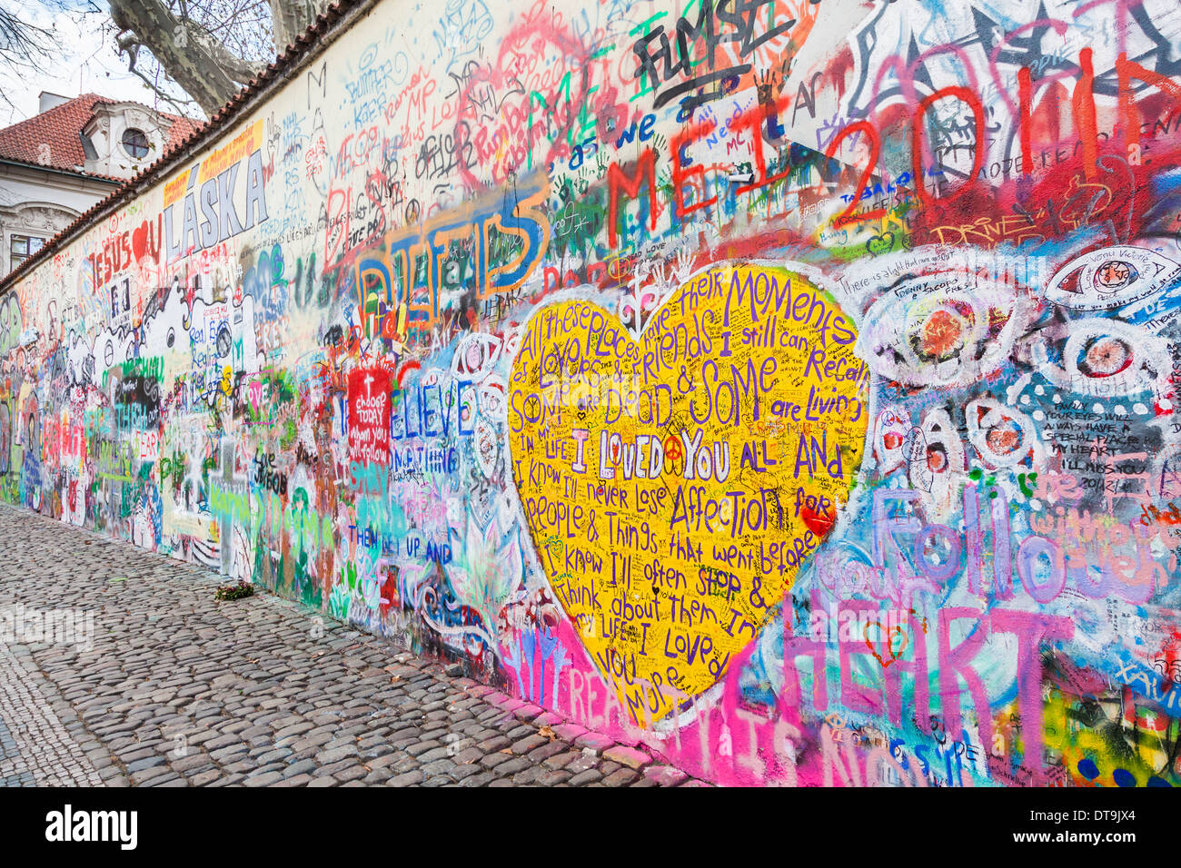 L'iconico John Lennon Wall Memorial nel Quartiere Piccolo, Praga, Repubblica ceca coperti con omaggio colorati graffiti, dipinti e disegni Foto Stock