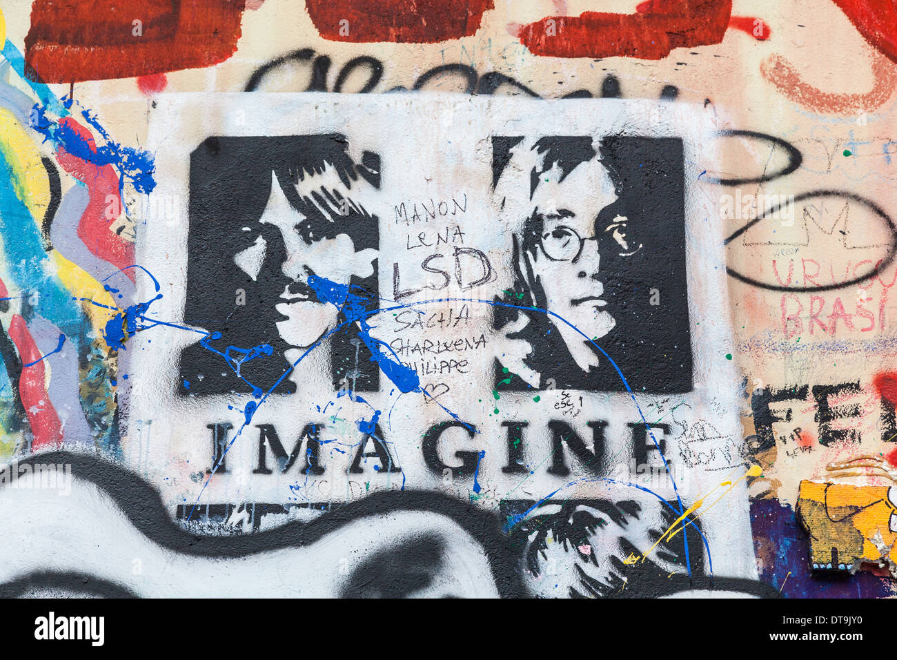 L'iconico John Lennon Wall Memorial nel Quartiere Piccolo, Praga, Repubblica ceca coperti con omaggio colorati graffiti, dipinti e disegni Foto Stock