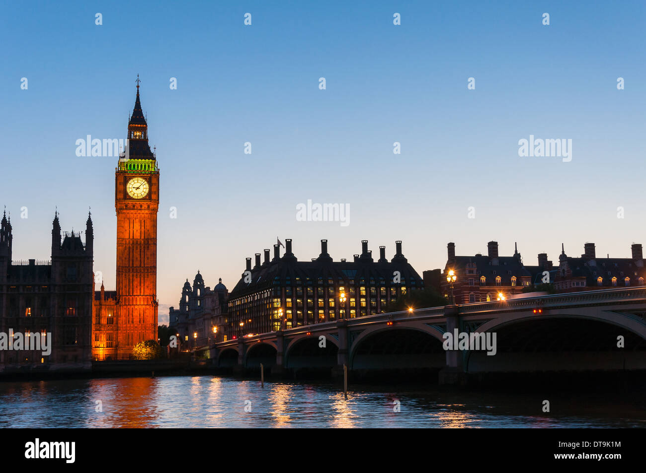 Il Big Ben, la famosa torre dell'orologio di Case del Parlamento europeo a Londra di notte, Regno Unito Foto Stock