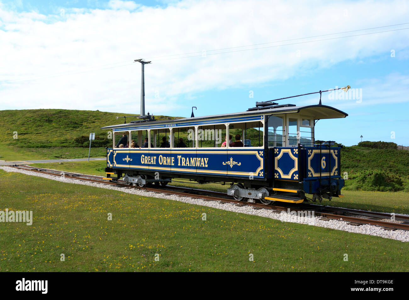 I turisti facendo un giro sul Great Orme Tramway sulla sommità della collina nella pittoresca cittadina di mare di Llandudno, Galles del Nord, Regno Unito. Foto Stock