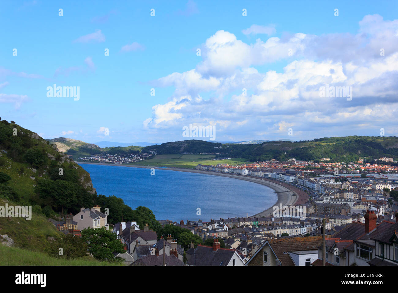 La vista dal Great Orme di scenic cittadina balneare di Llandudno nel Galles del Nord, Regno Unito. Foto Stock