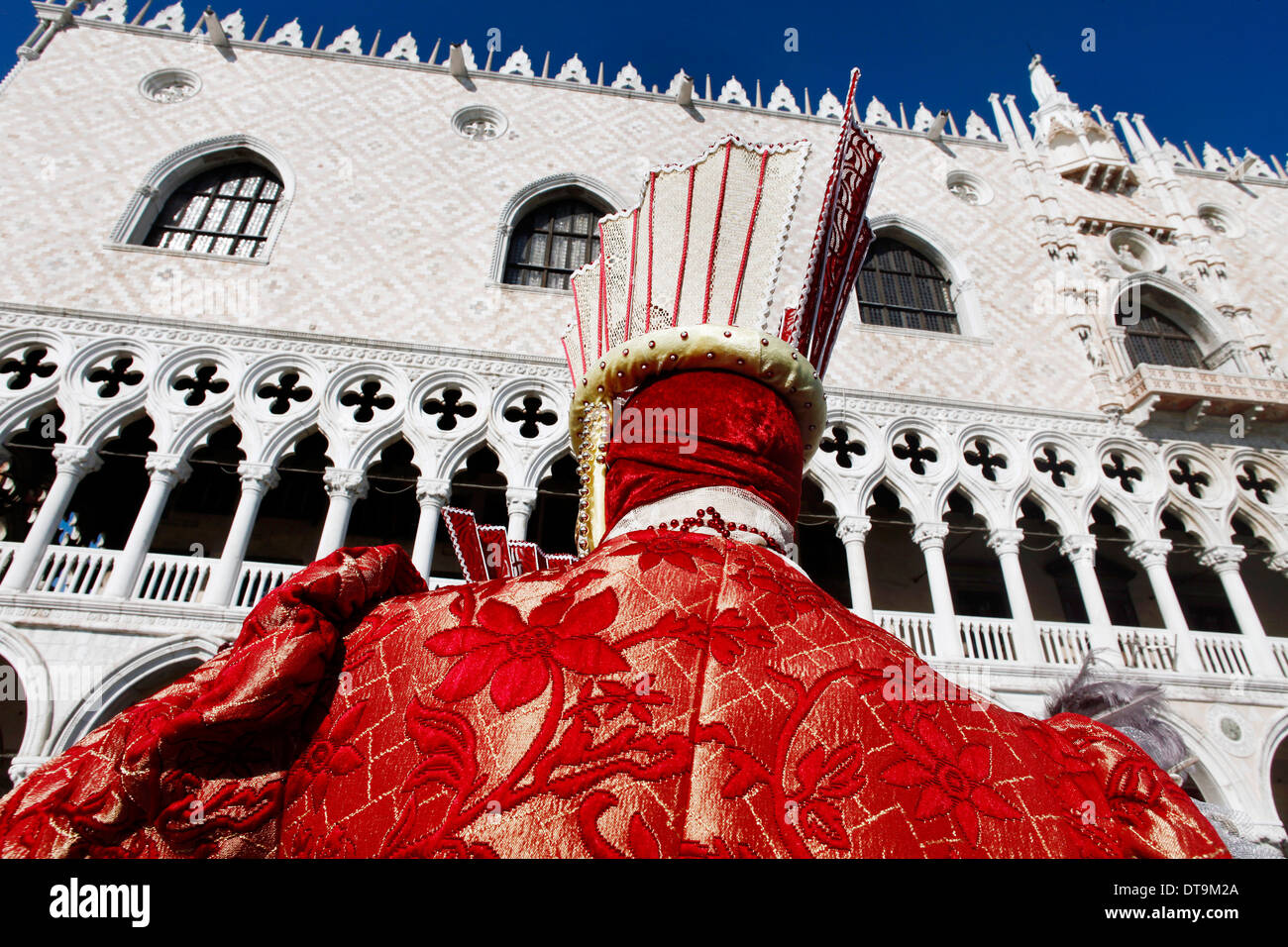 Retro di un uomo mascherato a Carnevale di Venezia Foto Stock