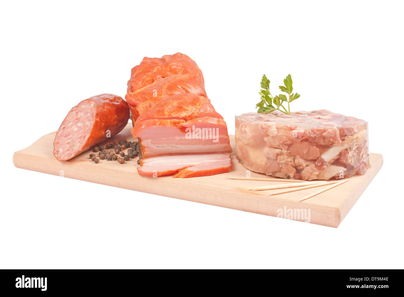 Salame, pancetta, aspic, prezzemolo sulla tavola di legno isolato su sfondo bianco con tracciato di ritaglio Foto Stock