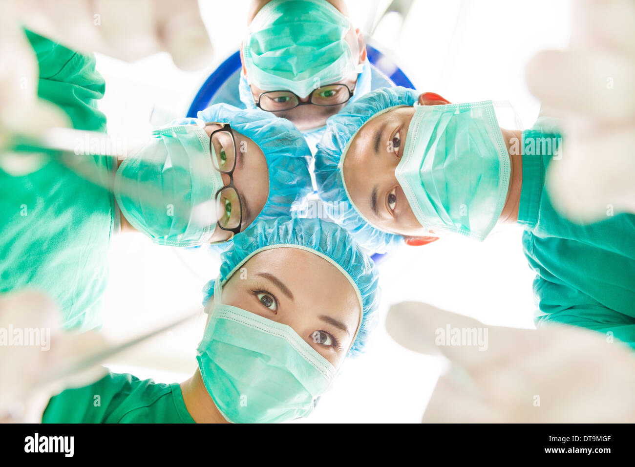 I chirurghi e assistente medico lavora in sala operatoria in ospedale Foto Stock
