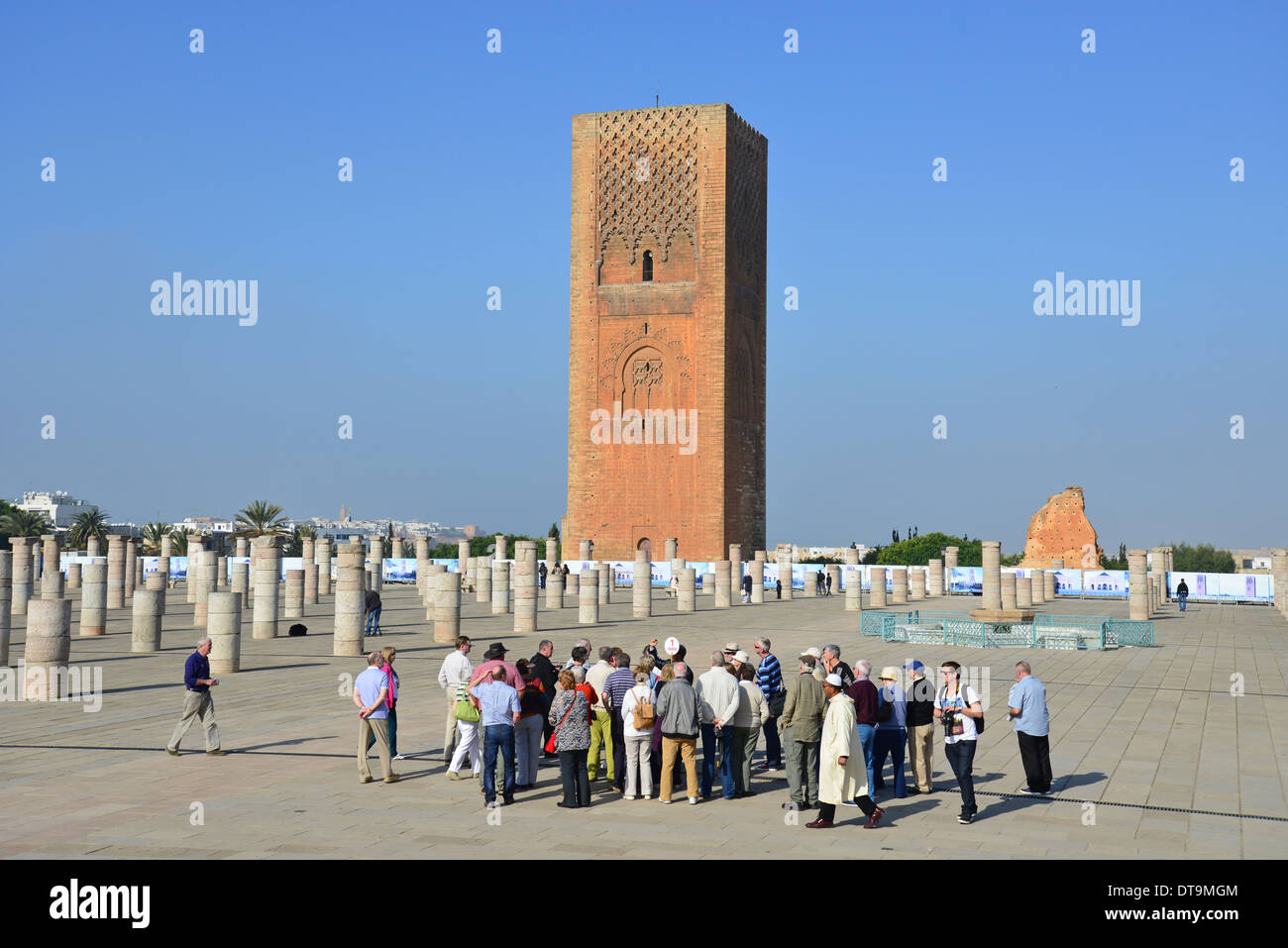 Gruppo di tour alla Torre Hassan (Tour Hassan), Boulevard Mohamed Lyazidi, Rabat, Rabat-Salé-Zemmour-Zaer regione, il Regno del Marocco Foto Stock