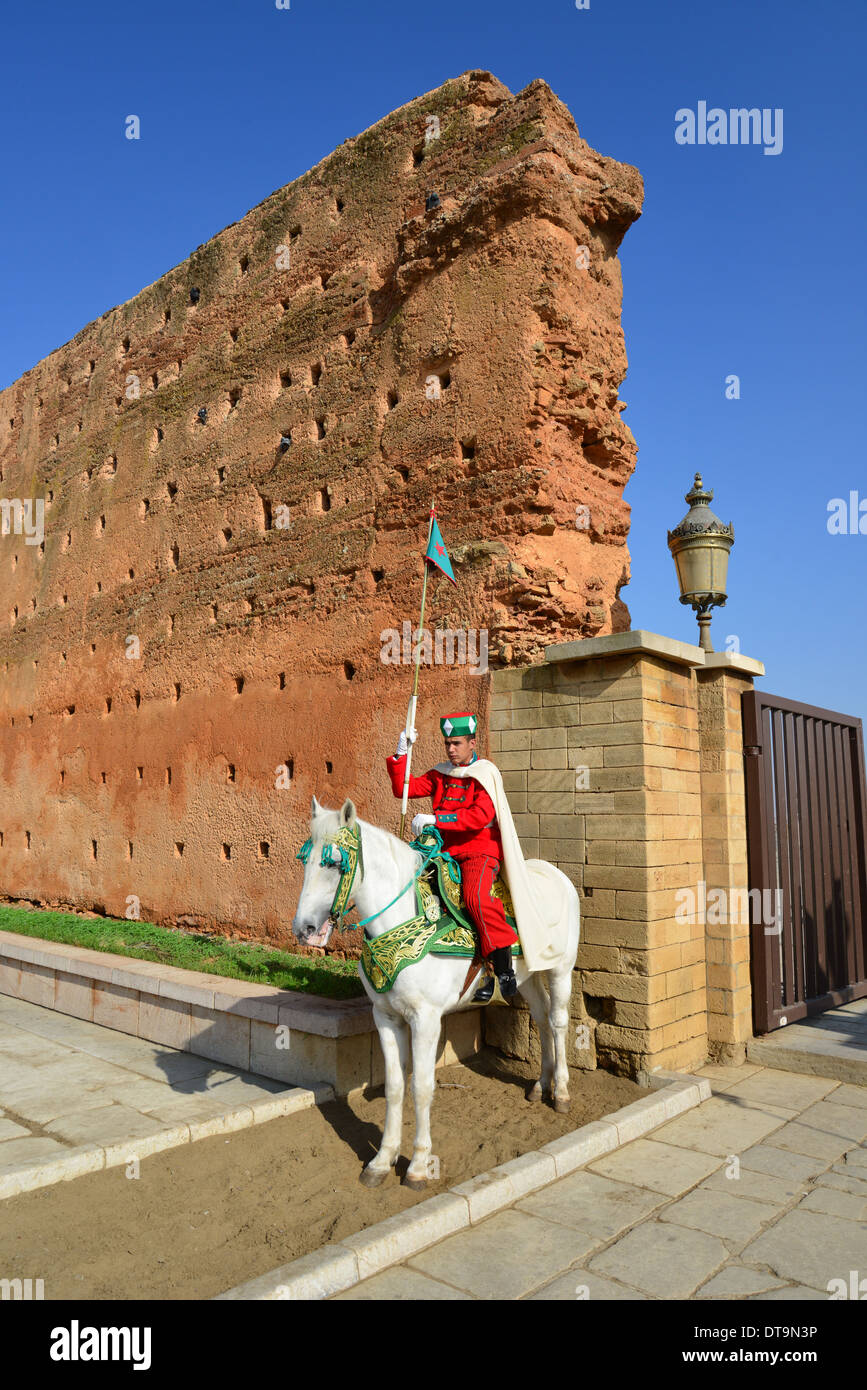 Guardia Reale a cavallo in ingresso alla Torre Hassan (Tour Hassan), Rabat, Rabat-Salé-Zemmour-Zaer regione, il Regno del Marocco Foto Stock