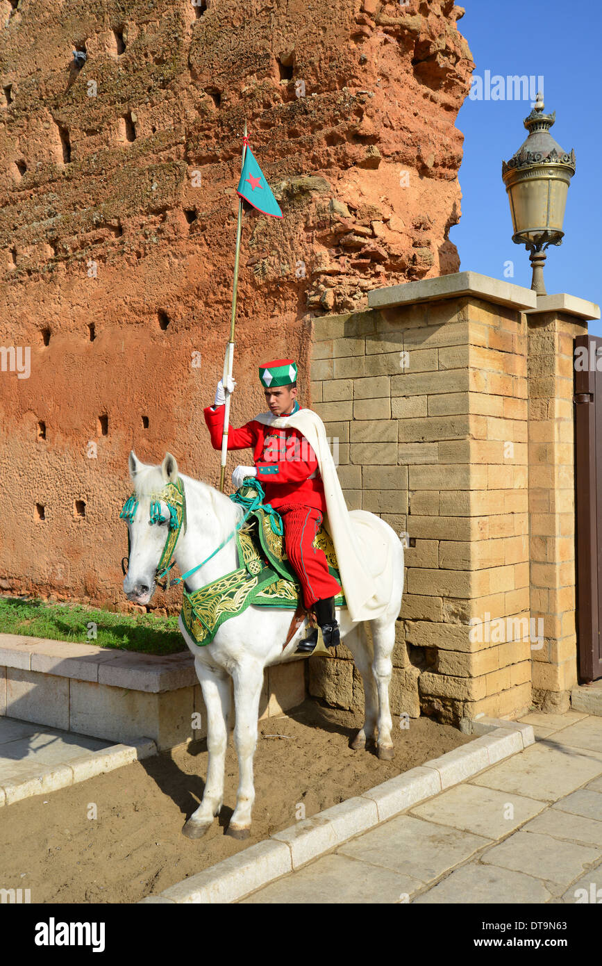 Guardia Reale a cavallo in ingresso alla Torre Hassan (Tour Hassan), Rabat, Rabat-Salé-Zemmour-Zaer regione, il Regno del Marocco Foto Stock