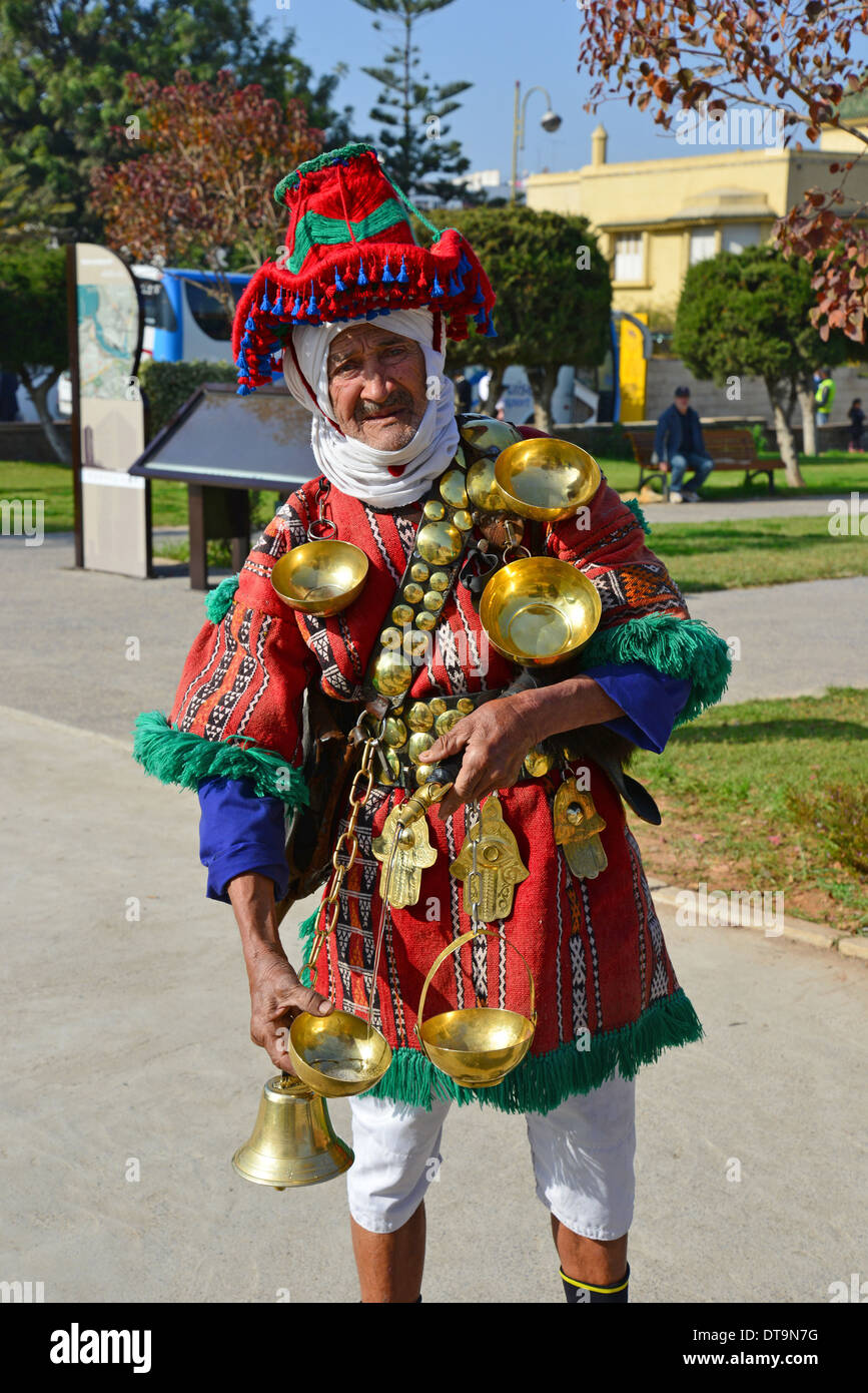 Guerrab tradizionale (vettore d'acqua) all'ingresso della Torre Hassan (Tour Hassan), Rabat, Rabat-Salé-Zemmour-Zaer Regione, Regno del Marocco Foto Stock