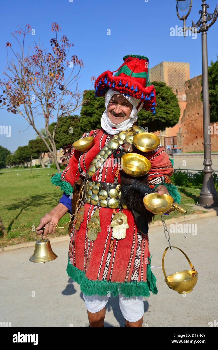 Guerrab tradizionale (vettore d'acqua) all'ingresso della Torre Hassan (Tour Hassan), Rabat, Rabat-Salé-Zemmour-Zaer Regione, Regno del Marocco Foto Stock