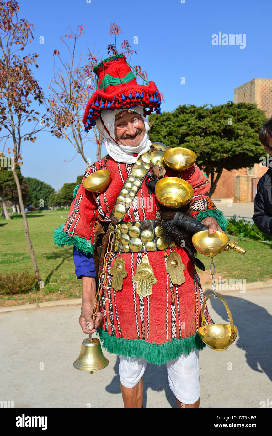 Guerrab tradizionale (vettore d'acqua) all'ingresso della Torre Hassan (Tour Hassan), Rabat, Rabat-Salé-Zemmour-Zaer Regione, Regno del Marocco Foto Stock