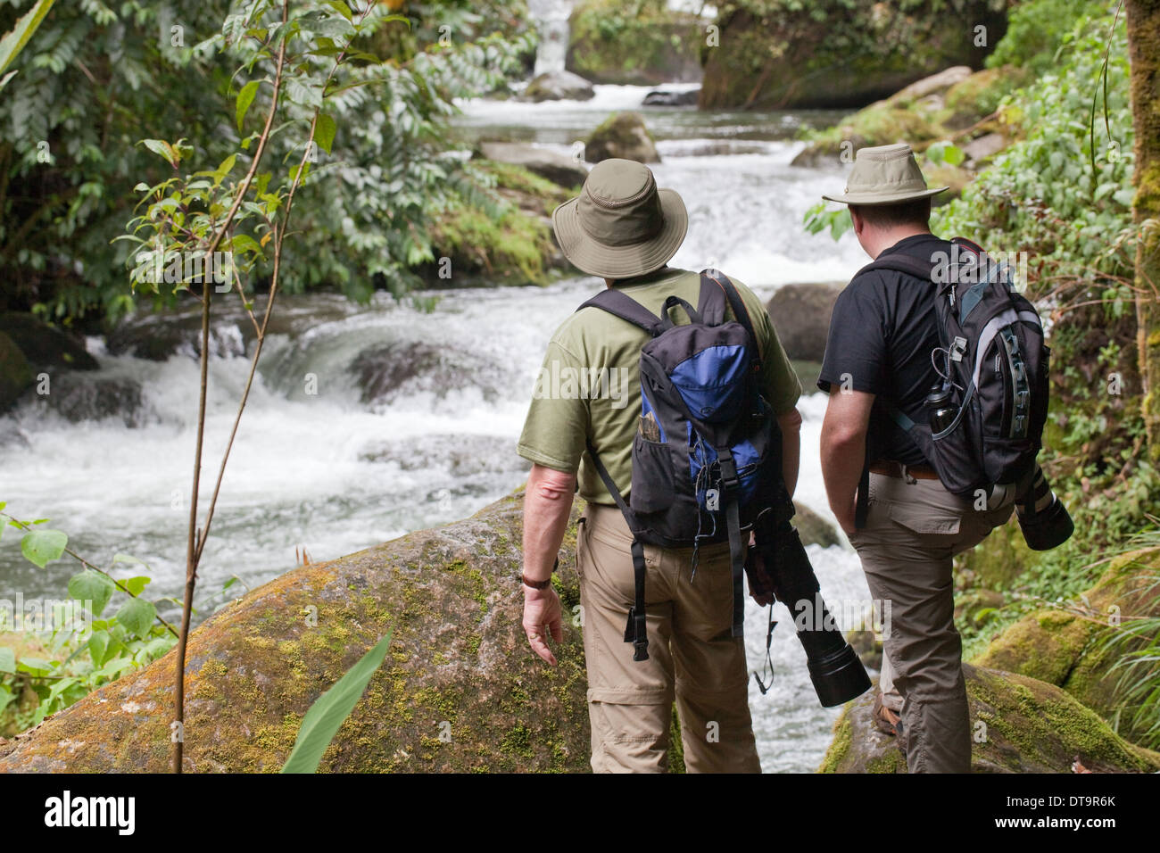 Eco-turistico fotografi. Il fiume Savegre. La foresta pluviale. Talamanea montagne. Costa Rica. America centrale. Foto Stock