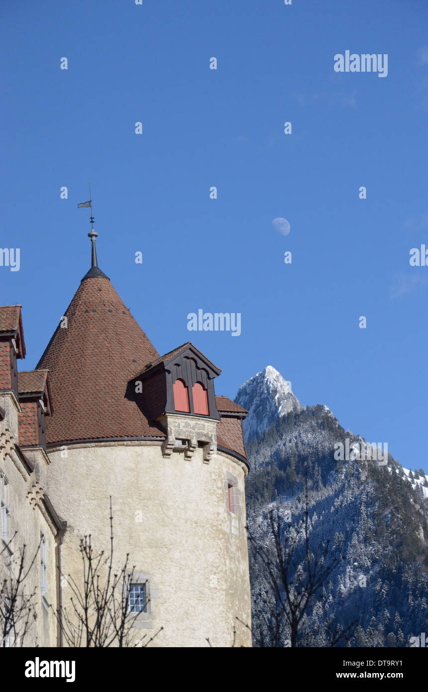 Chateau Gruyère torre di guardia, montagne e luna, Svizzera Foto Stock