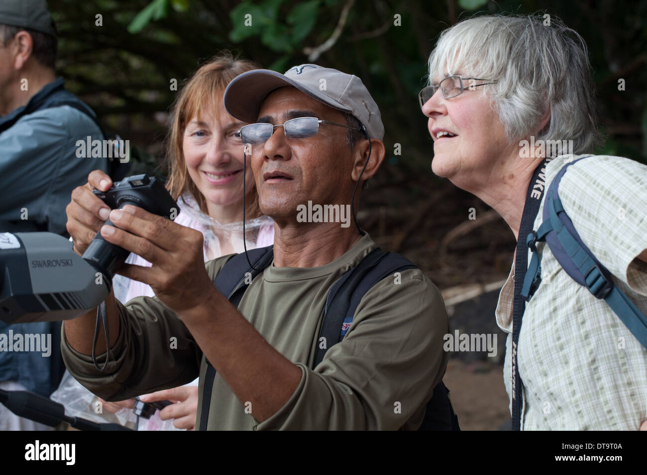 Guida locale di introdurre il sistema digiscoping per gli uccelli. Utilizzando la fotocamera di attacco oculare al telescopio. Dimostrazione per ecotourists. Foto Stock