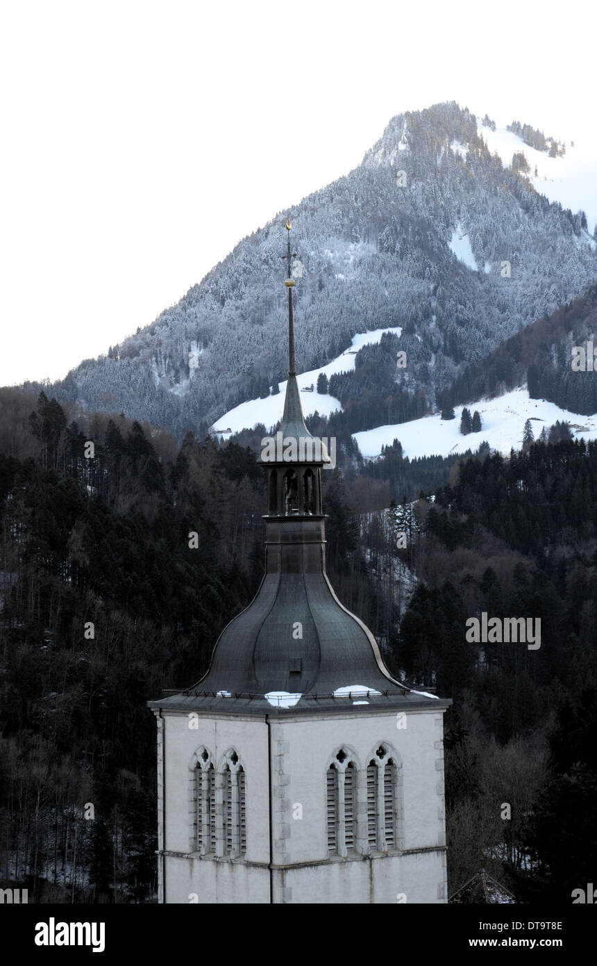 Le campane della chiesa e le montagne, Gruyere, Svizzera Foto Stock