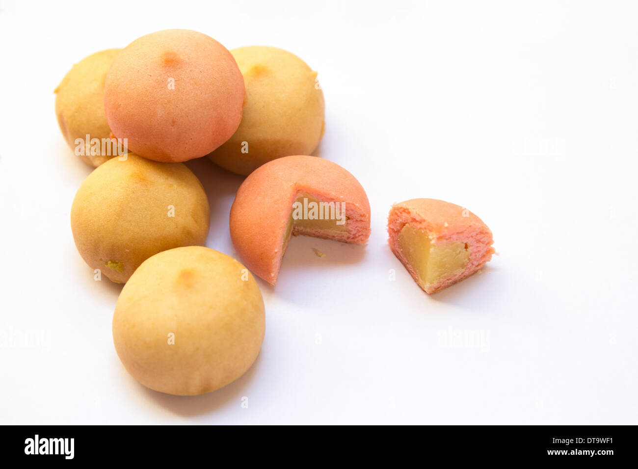 Mochi giapponese colorate torte di riso impilati su sfondo bianco, isolato Foto Stock