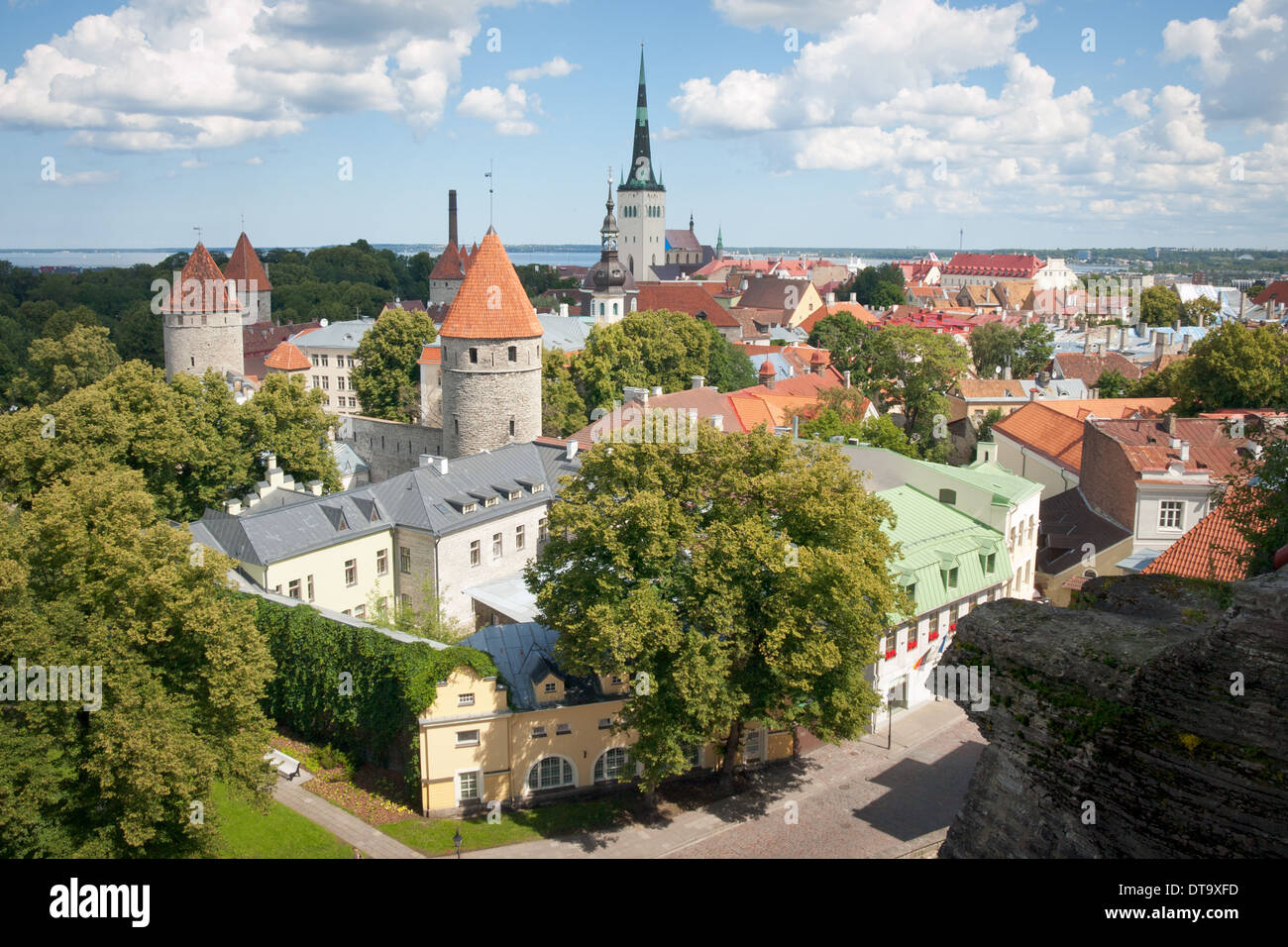 Una vista di Tallinn, Estonia da Toompea Hill (città alta). Foto Stock