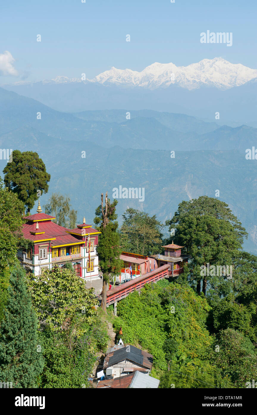Bhutia Busty Gompa, monastero Buddista, coperta di neve Mt Kangchenjunga sul retro, Darjeeling, Western Himalaya, Bengala Occidentale Foto Stock