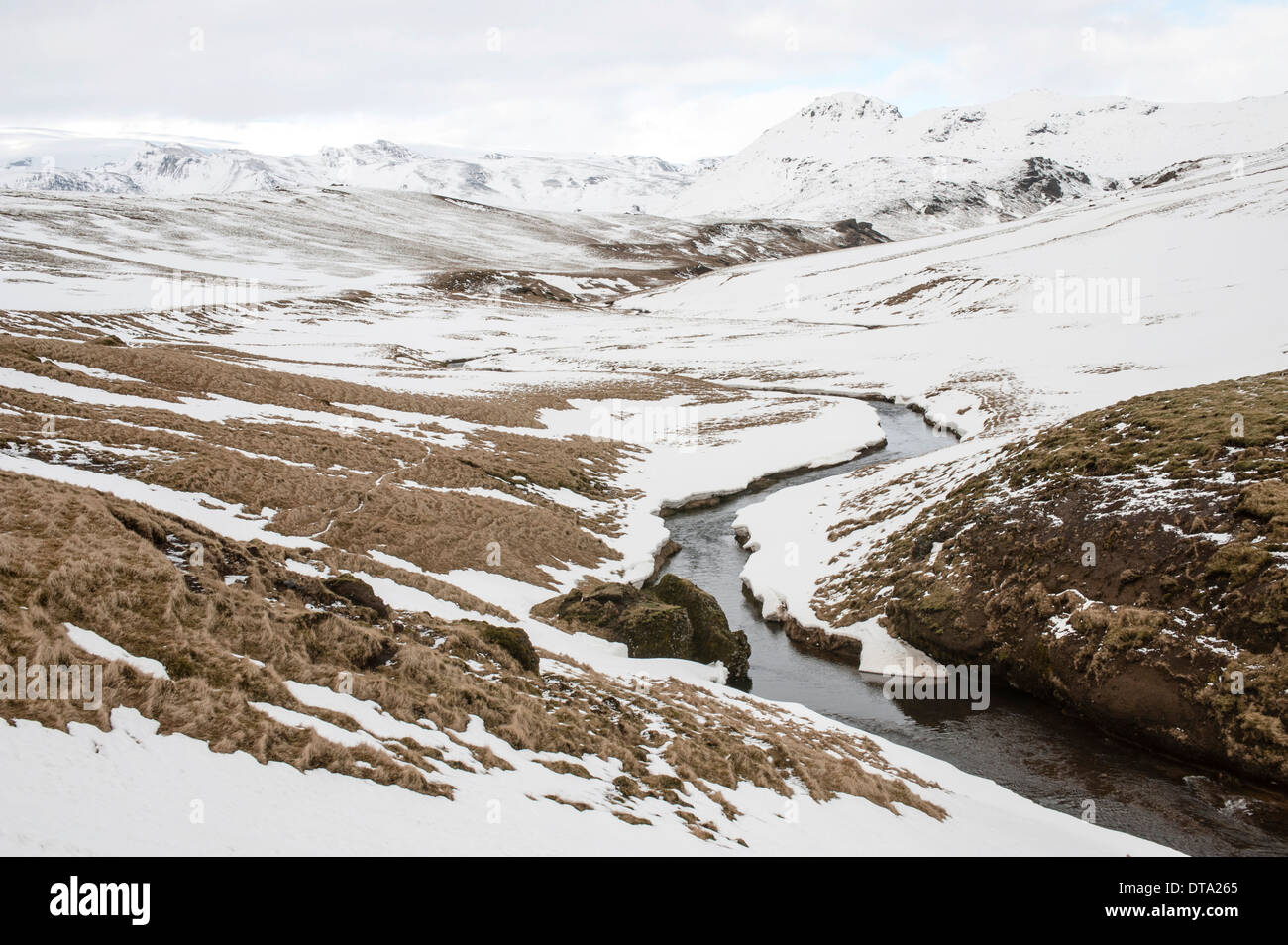 Paesaggio islandese dopo una breve nevicata, vicino a VIK, Suðurland o regione meridionale Islanda Foto Stock