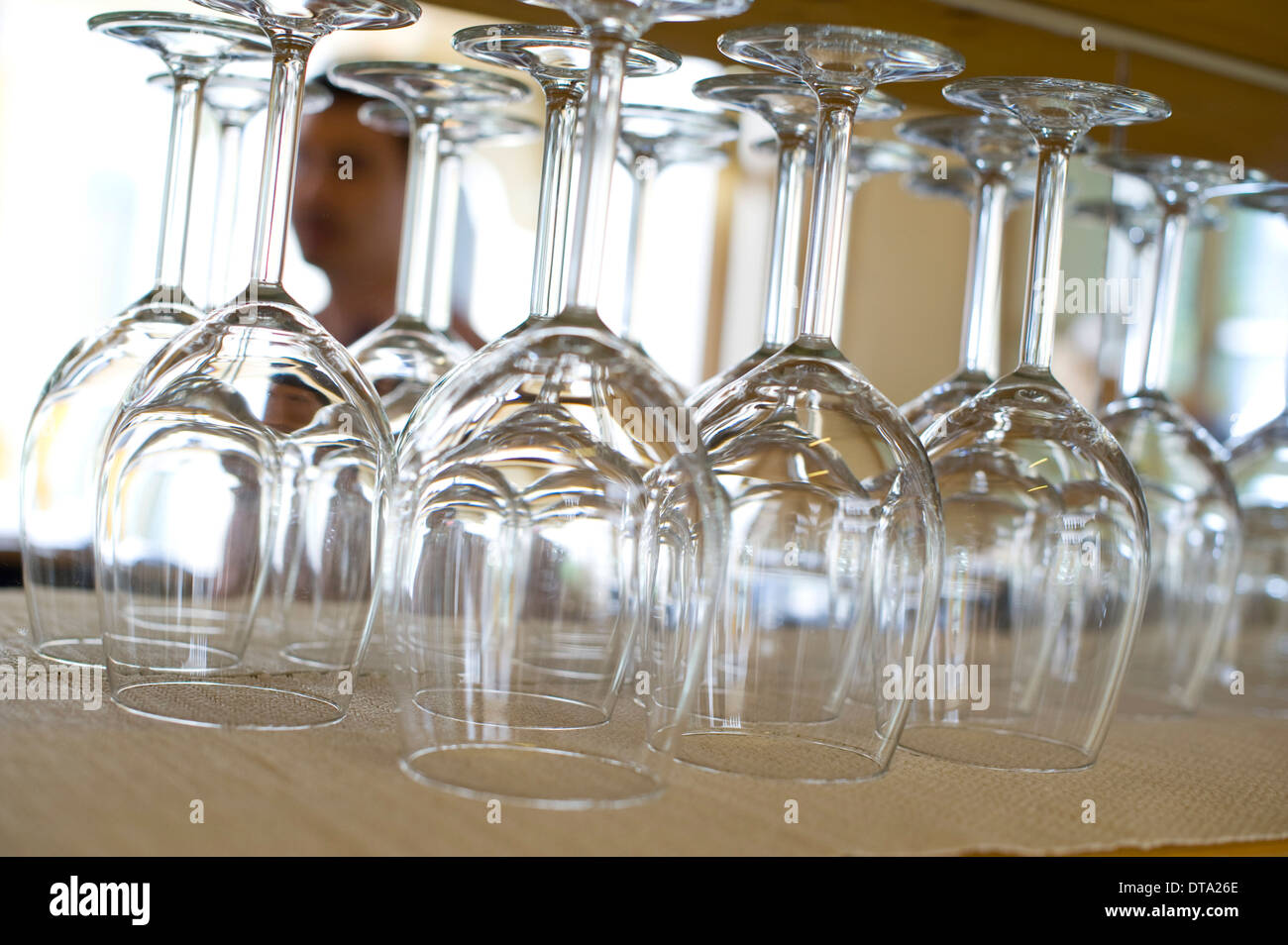 Capovolto bicchieri di vino in un ristorante Foto Stock
