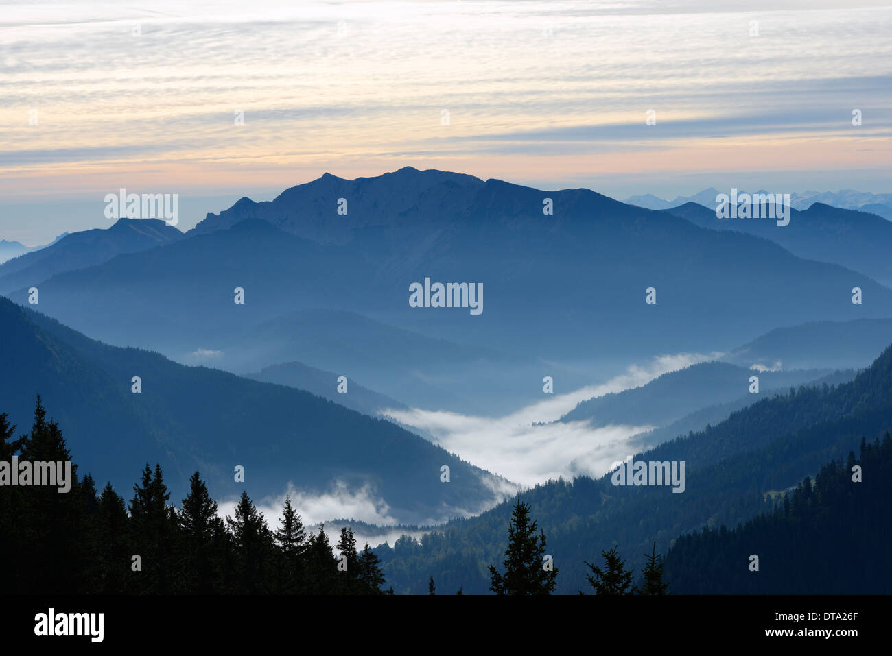 Vista da Mt Wallberg di Mt Hinteres Sonnwendjoch, Tegernsee montagne, Alta Baviera, Baviera, Germania Foto Stock